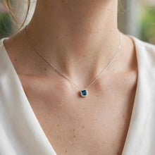 Carica l'immagine nel visualizzatore di Gallery, COLLANA CON TOPAZIO LONDON BLUE 1,90 CT E DIAMANTI
