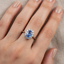Carica l'immagine nel visualizzatore di Gallery, Anello Zaffiro Ceylon Ovale 0,49ct e Diamanti
