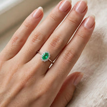 Carica l'immagine nel visualizzatore di Gallery, Anello Smeraldo Ovale 0,44ct e Diamanti
