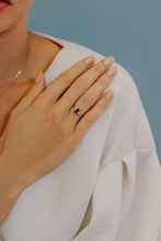 Carica l'immagine nel visualizzatore di Gallery, Anello in Oro Diamanti e Smeraldo Ottagonale della Collezione Storia di Luce
