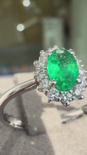 Carica e avvia il video nel visualizzatore di galleria, Anello Smeraldo Ovale 0,44ct e Diamanti
