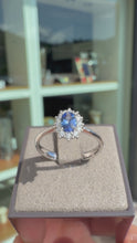 Carica e avvia il video nel visualizzatore di galleria, Anello Zaffiro Ceylon Ovale 0,49ct e Diamanti
